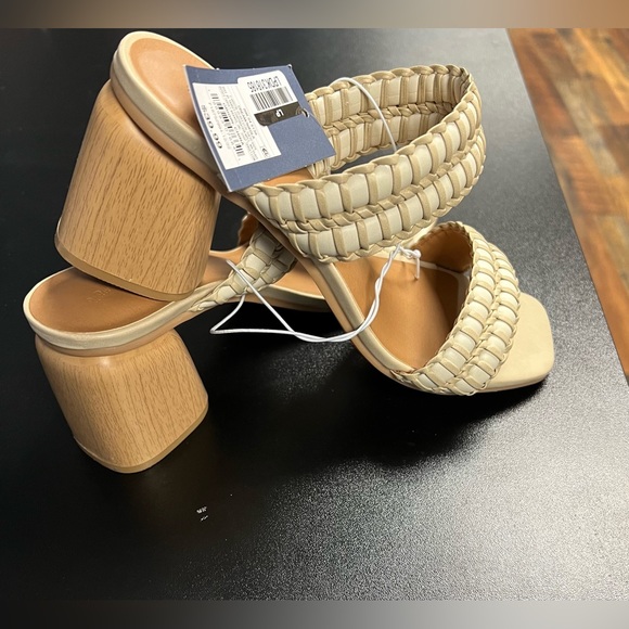 Universal Thread - Picture 3 of 5